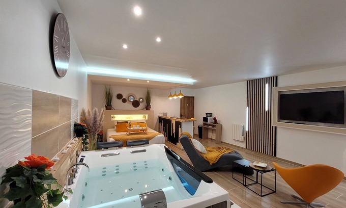 La Bassee Apartment | Studio Avec spa Privatif Tout Confort à L'abri des Regards