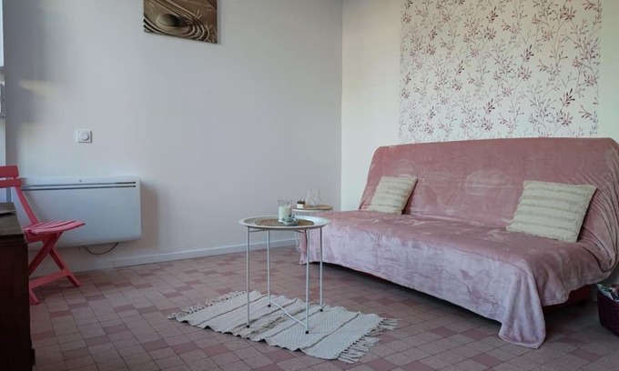 Joigny Apartment | Studio avec une cour.