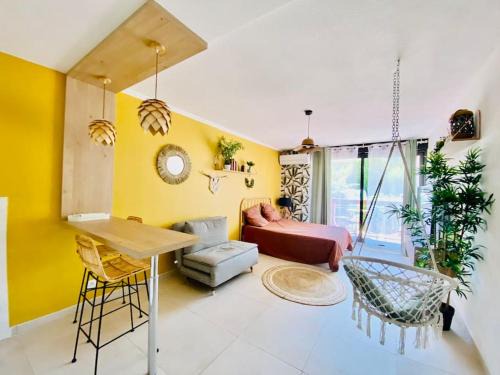 Costieres Apartment | Studio Boho Clim Parking terrasse