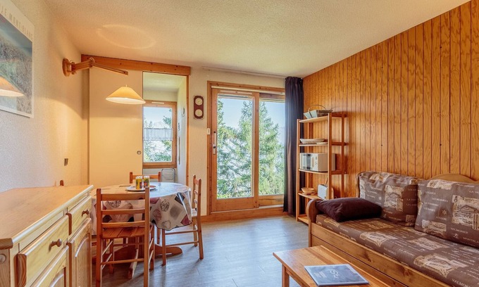 Bellentre Apartment | Studio cabin for 3 with terrace, near slopes, pets allowed