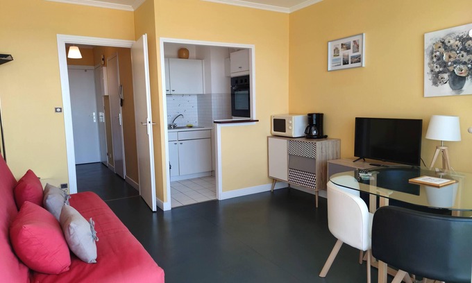 La Baule-Escoublac Apartment | Studio cabin for 4 people, facing the sea, center of La Baule