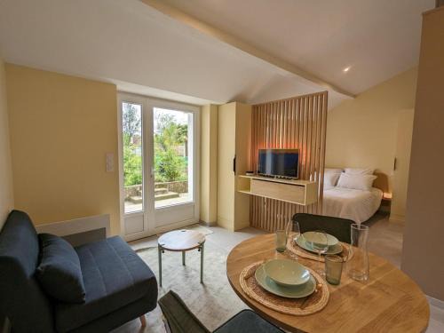 Angouleme Apartment | Studio confort à Angoulême avec terrasse, proche transports, idéale pour couples et bébés. - FR-1-653-231