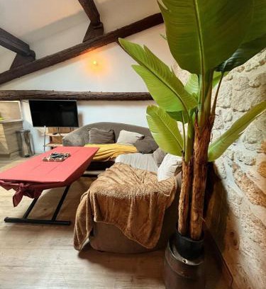 Saint-Bres Apartment | studio cosy poutres et pierres