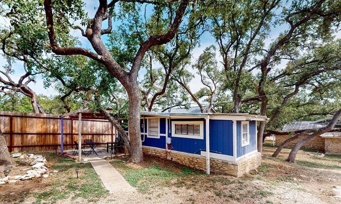 Leander House | Studio cottage near marinas/boat ramps with kitchenette & boat parking