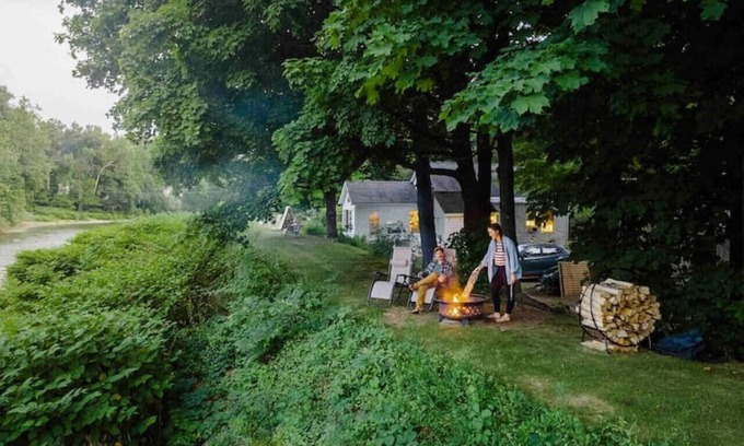 Mount Tremper House | Studio · Cozy Waterfront Cabin Couples Spa Hiking