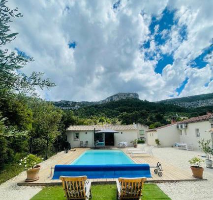 Fontaine-de-Vaucluse Apartment | Studio de charme avec piscine
