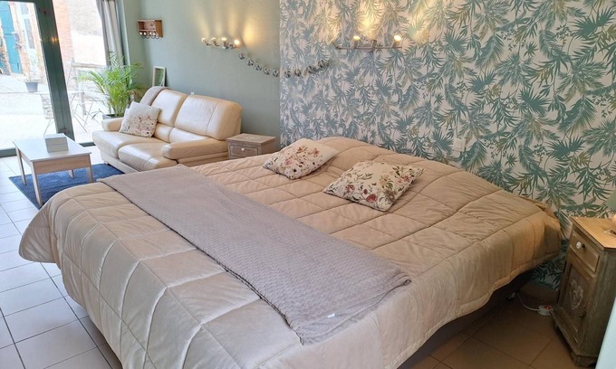 Fye Apartment | Studio 'Du Meslay' with Private Terrace, Shared Garden and Wi-Fi
