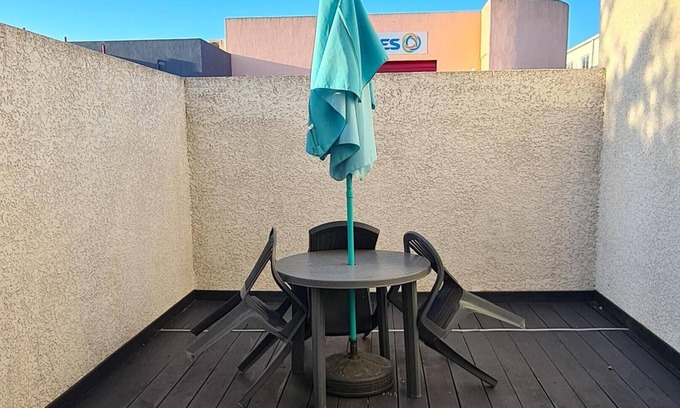 Baillargues Apartment | Studio-Ensuite with Shower-Terrace