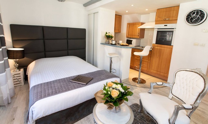 Old Town Apartment | Studio-Ensuite with Shower-Hansi