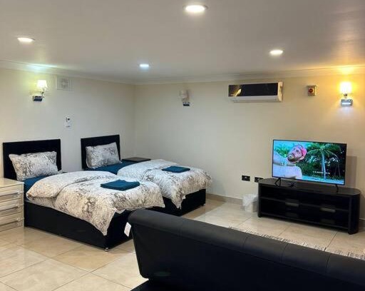 Redbridge Apartment | Studio flat Gants Hill with Free Parking