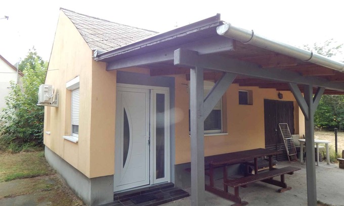 Balatonmariafurdo Apartment | Studio for families with a garden and children's games