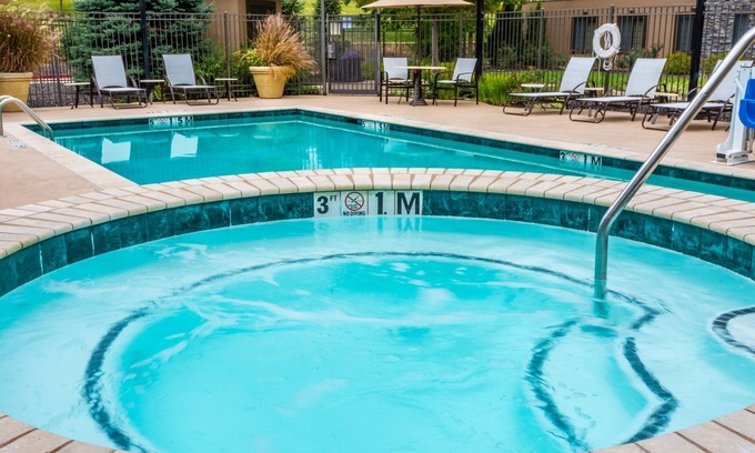 Independence Apartment | Studio | Free Breakfast. Outdoor Pool & Hot Tub