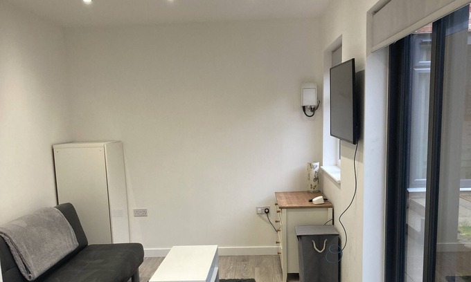 Ebbsfleet Valley Apartment | Studio home by the lake!