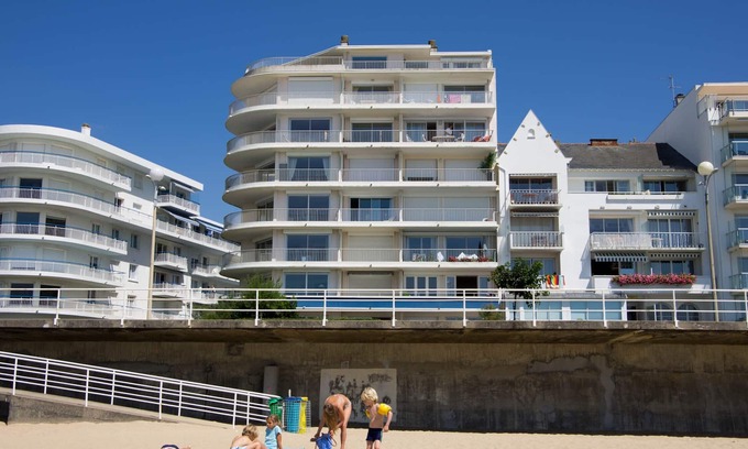 La Baule-Escoublac Apartment | Studio in a building in the middle of the beach in La Baule 7 nights minimum.