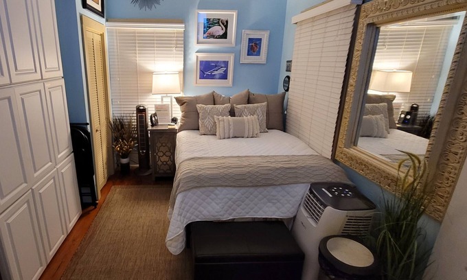 Irish Channel Apartment | Studio in a GREAT Location!
