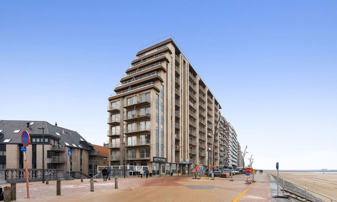 Blankenberge Apartment | Studio in Blankenberge with Beach Cabin