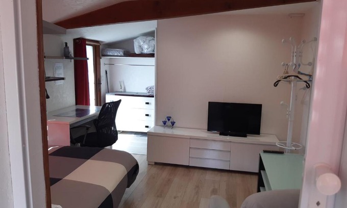 Saint-Illiers-la-Ville Apartment | Studio indépendant