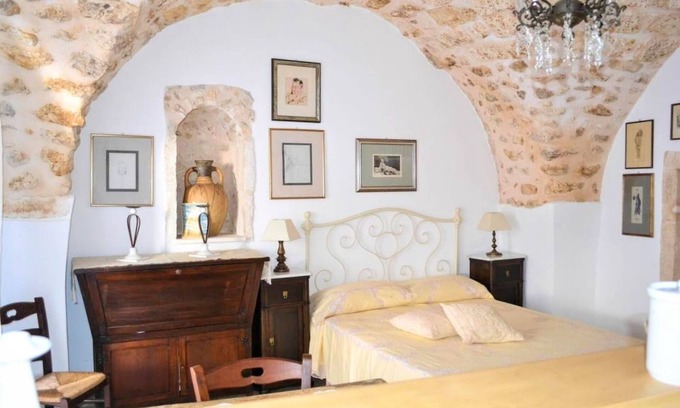 Monte Sant'Angelo Apartment | Studio 'Le Antiche Mansioni 1' with Air Conditioning