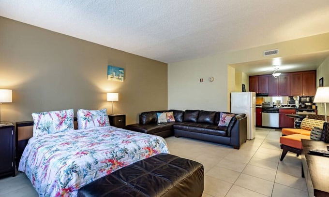 Ruskin Condo | Studio Little Harbor 512 - Ground unit - Private Beach