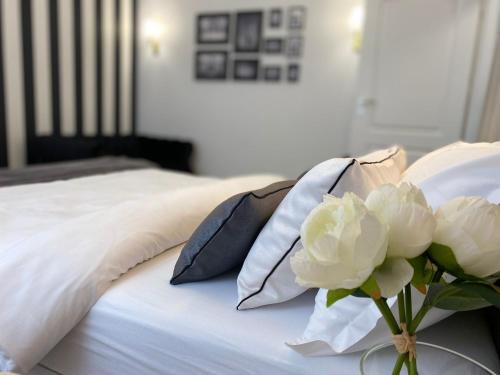 Alba Iulia Apartment | Studio Luxury Black & White