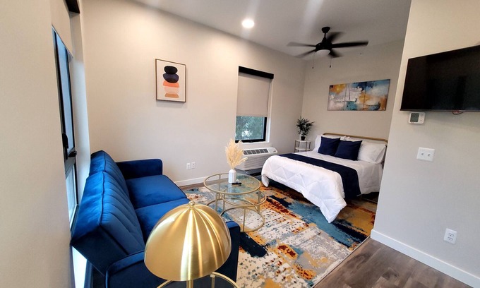 Detroit Apartment | Studio Monthly & Daily Rental For Traveling Professionals,Corporate & Student's