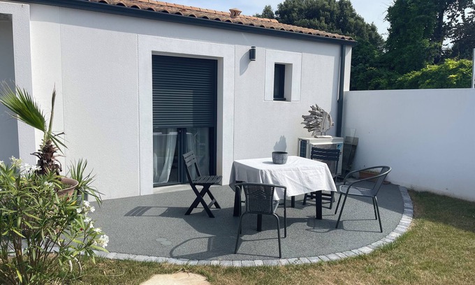 Dompierre-sur-Mer Apartment | Studio near La Rochelle