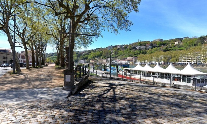 2nd Arrondissement Apartment | Studio on Barge, Le Cormoran, Edge of the Saône in Lyon