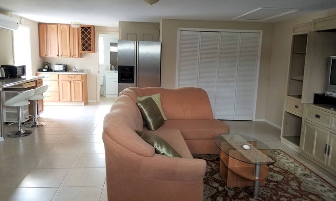 Laurel Apartment | Studio On Walking Distance To "Kasey Kay" Beach