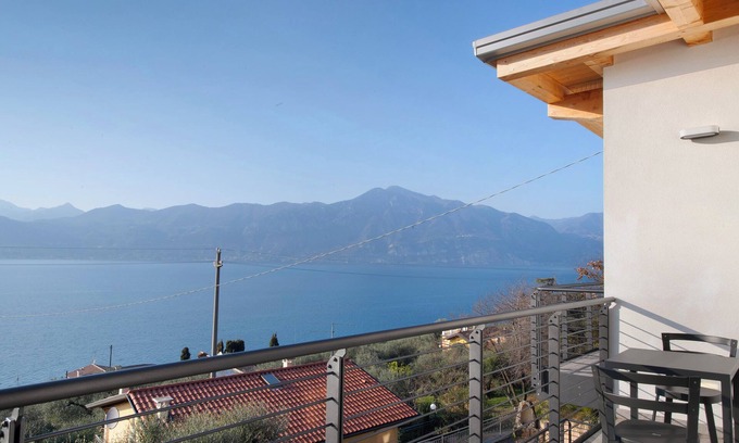 Torri del Benaco Apartment | Studio 'Pai 521 Open Space' with Lake View, Wi-Fi and Air Conditioning