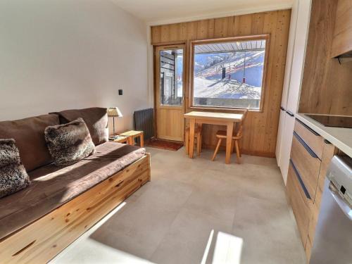 Meribel-Mottaret Apartment | Studio rénové au pied des pistes, exposé sud avec balcon et Wi-Fi, proche commerces et ESF - FR-1-182-167