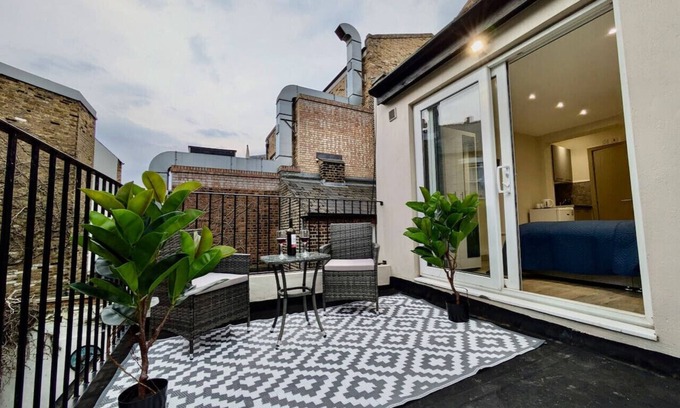 St. Mary's Park Apartment | Studio Retreat for Autumn Stays by Battersea Park