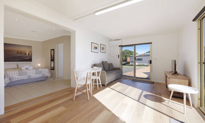 Warrnambool Apartment | Studio room with queen bed