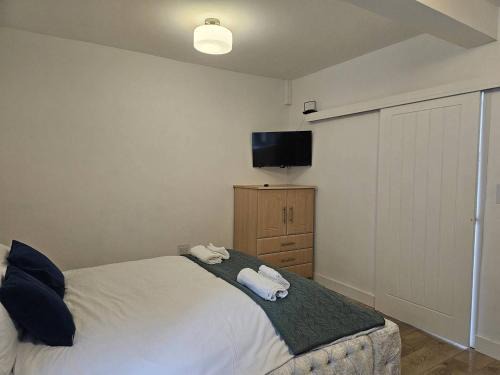Bridgend Apartment | Studio - Sleeps 2 - Parking - WiFi