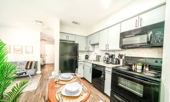East Riverside - Oltorf Apartment | Studio Treehouse Retreat ~ South Austin ~ Work-Pro Friendly