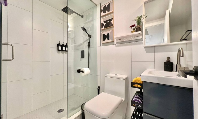 Thornhill Apartment | Studio Unit: Inexpensive with full kitchen, separate bathroom and washer/dryer