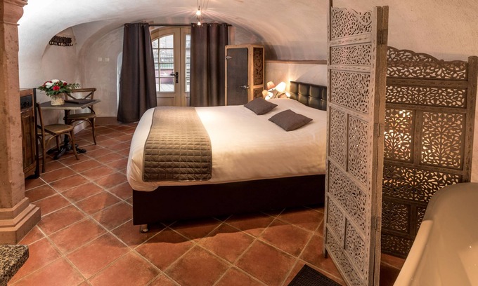 Old Town Apartment | Studio-Vanity unit-Le Caveau