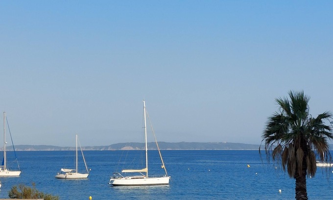 Le Lavandou Apartment | Studio vue mer île du Levant Dans Résidence Sécurisée Avec Place de Parking