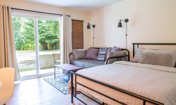 Harrison Hot Springs Apartment | Studio w Balcony | Smart TV & 2-Min Walk to Lake