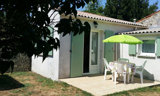 Bourcefranc-le-Chapus Apartment | Studio with peaceful garden at the foot of the island of Oléron
