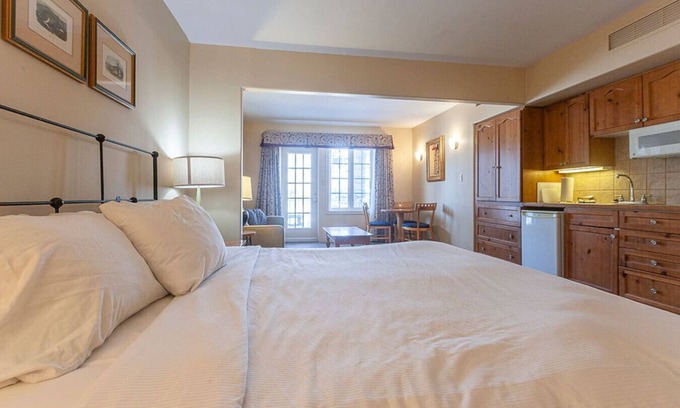 Oro-Medonte Condo | Studio with King Bed, Heated pool