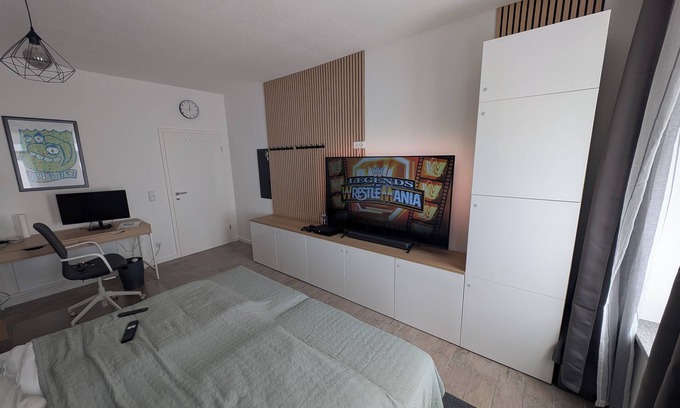 Gablenz Apartment | Studio with workplace and balcony in a quiet location close to the city.