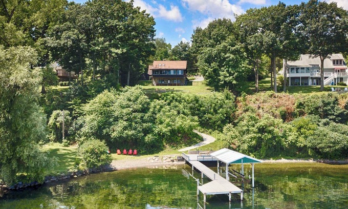 Valois House | Stugan Seneca Lake House: Lake Front Retreat + Minutes from Wineries!