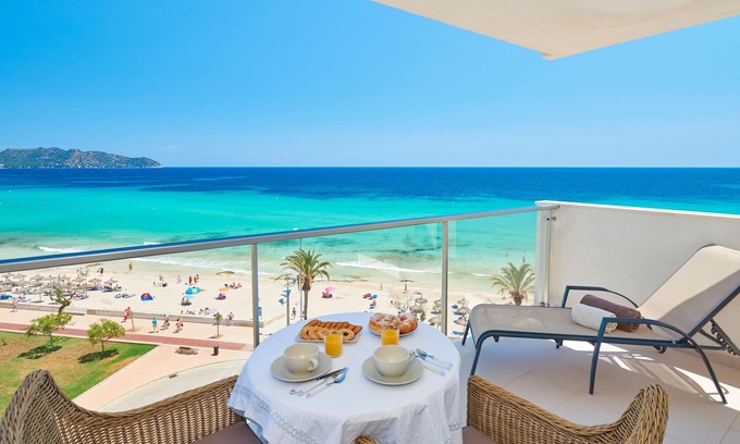Sant Llorenc des Cardassar Apartment | STUNNING MODERN APARTMENT ON FRONT ROW OF THE BEACH. Wi-Fi & PRIVATE PARKING