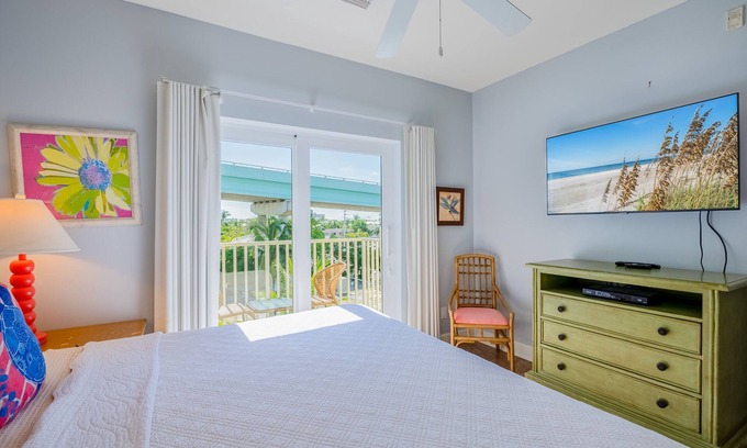 Fort Myers Beach Condo | Stunning 1/1 with Heated pool and Spa in the Heart of Downtown Fort Myers Beach!