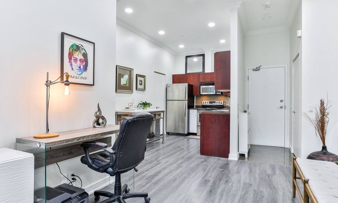 Toronto Entertainment District Condo | Stunning 1 Bedroom Condo Next to CN Tower