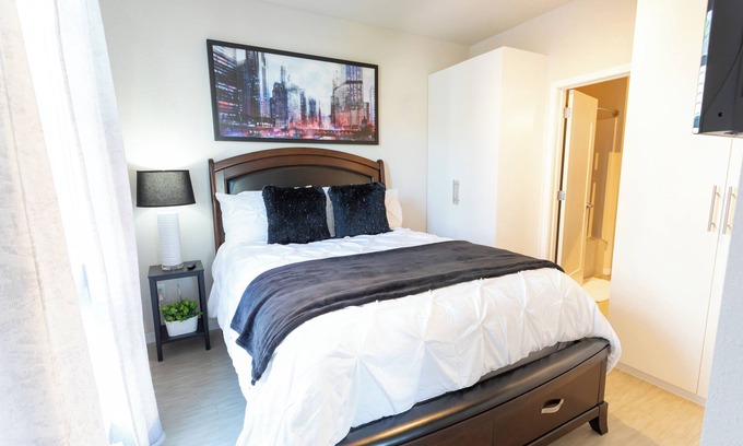 Powderhorn Apartment | Stunning 1-Bedroom Apartment+Super Fast WiFi+In-Unit W/D+Roku TVs+Walk to Uptown