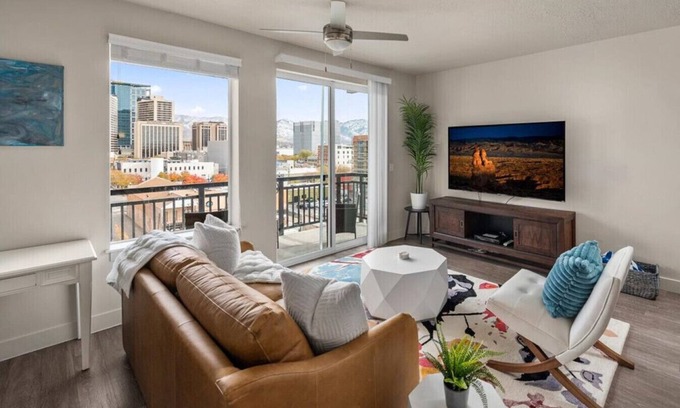 Rio Grande Apartment | Stunning 1BD Pool/Htub/Gym Near Convention Centre