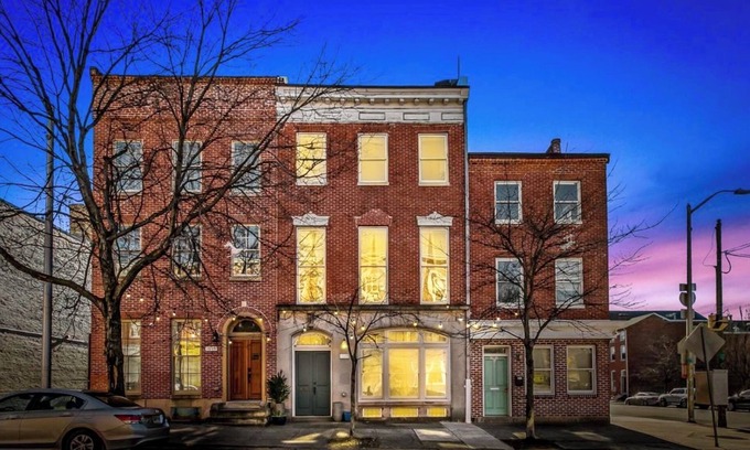 Downtown Baltimore Apartment | Stunning 1BR Apt. In Historic Row Home w/Parking