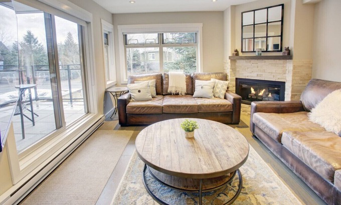 Whistler Creekside Condo | Stunning 1BR:Sleeps 2 Comfortably ,Balcony,Hot Tub,Pool+ BBQ,Walk to Everything!