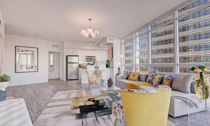 Downtown Toronto Condo | Stunning 2 BD in heart of Toronto + FREE Parking